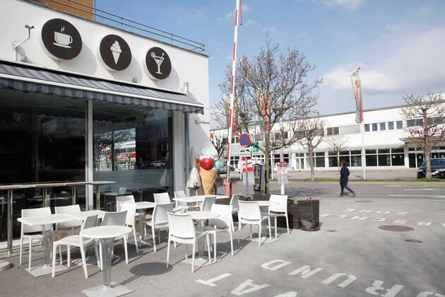 Graz 31.03.2020, Am Arlandgrund, Graz, AUT, Coronavirus in Oesterreich, Im Bild ein leerer Gastgarten An empty outdoor area of a Cafe, in Graz, Austria on 2020 03 31.