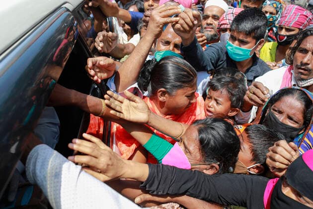 March 31, 2020, Dhaka, Bangladesh: People rushing cars to get financial aid during the nationwide lockdown imposed as a measure to prevent the spread of COVID-19, in Dhaka, Bangladesh, March 31, 2020. A nationwide lockdown is going on all over the country to curb the spread of the novel COVID-19 in the wake of five deaths and at least 51 infections. Dhaka Bangladesh - ZUMAd117 20200331_zap_d117_006 Copyright: xSuvraxKantixDasx