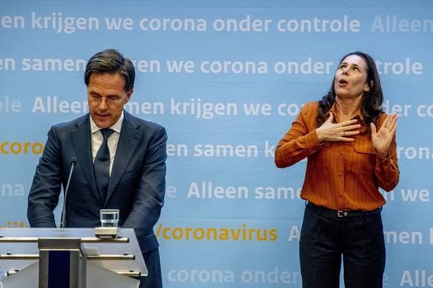The following text was translated automatically THE HAGUE - Press conference on decisions after 6 April Prime Minister Mark Rutte and Minister Hugo de Jonge of Health, Welfare and Sport (CDA) at the Ministry of Security and Justice after a consultation of the crisis team. Prime Minister Rutte, Ministers Grapperhaus and Van Rijn and the NCTV, among others, will discuss the corona crisis. Another meeting of the Ministerial Crisis Management Committee (MCCb) will be held at the Ministry of Security and Justice. ROBIN UTRECHT political politicians the hague government lockdown decision decision government corona crisis. Sign interpreter Irma Sluis at the Ministry of Security and Justice during the press conference after the consultations of the Ministerial Crisis Management Committee (MCCb), in which the most involved ministers talk about t  Copyright: xHollandsexHoogtex xRobinxUtrechtx x409170216x