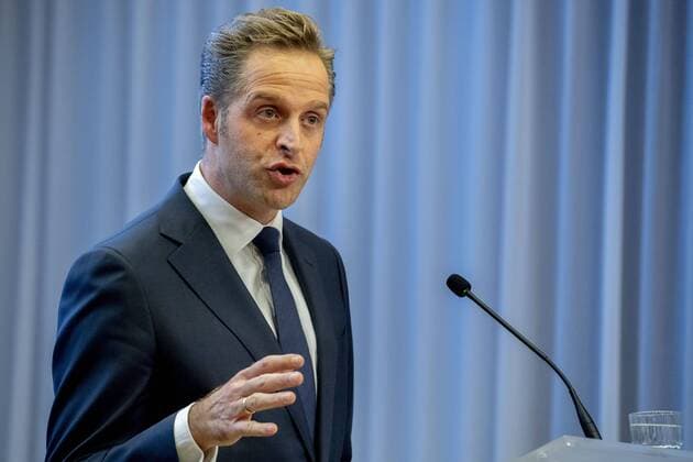 The following text was translated automatically THE HAGUE - Press conference on decisions after 6 April Prime Minister Mark Rutte and Minister Hugo de Jonge of Health, Welfare and Sport (CDA) at the Ministry of Security and Justice after a consultation of the crisis team. Prime Minister Rutte, Ministers Grapperhaus and Van Rijn and the NCTV, among others, will discuss the corona crisis. Another meeting of the Ministerial Crisis Management Committee (MCCb) will be held at the Ministry of Security and Justice. ROBIN UTRECHT political politicians the hague government lockdown decision decision government corona crisis. Sign interpreter Irma Sluis at the Ministry of Security and Justice during the press conference after the consultations of the Ministerial Crisis Management Committee (MCCb), in which the most involved ministers talk about t  Copyright: xHollandsexHoogtex xRobinxUtrechtx x409170403x