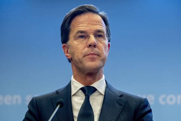 The following text was translated automatically THE HAGUE - Press conference on decisions after 6 April Prime Minister Mark Rutte and Minister Hugo de Jonge of Health, Welfare and Sport (CDA) at the Ministry of Security and Justice after a consultation of the crisis team. Prime Minister Rutte, Ministers Grapperhaus and Van Rijn and the NCTV, among others, will discuss the corona crisis. Another meeting of the Ministerial Crisis Management Committee (MCCb) will be held at the Ministry of Security and Justice. ROBIN UTRECHT political politicians the hague government lockdown decision decision government corona crisis. Sign interpreter Irma Sluis at the Ministry of Security and Justice during the press conference after the consultations of the Ministerial Crisis Management Committee (MCCb), in which the most involved ministers talk about t  Copyright: xHollandsexHoogtex xRobinxUtrechtx x409170464x