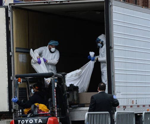 News Bilder des Tages March 31, 2020, New York Brooklyn, USA: Dead bodies loaded onto truck outside Brooklyn Hospital Center. The COVID-19 death toll in the city is 940 and 36,221 confirmed cases and NYC hospital have using bed sheets to wrap bodies because they no longer have body bags. 03 31 20 New York Brooklyn . . New York Brooklyn USA - ZUMAs252 20200331_znp_s252_008 Copyright: xMarcusxSantosx