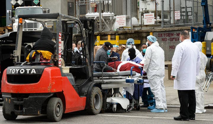 March 31, 2020, New York Brooklyn, USA: Dead bodies loaded onto truck outside Brooklyn Hospital Center. The COVID-19 death toll in the city is 940 and 36,221 confirmed cases and NYC hospital have using bed sheets to wrap bodies because they no longer have body bags. 03 31 20 New York Brooklyn . . New York Brooklyn USA - ZUMAs252 20200331_znp_s252_011 Copyright: xMarcusxSantosx