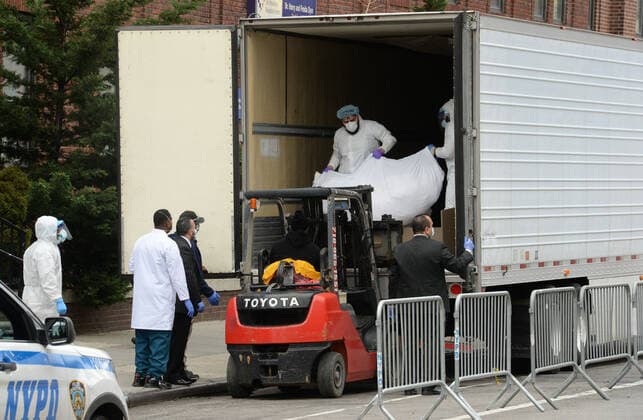 March 31, 2020, New York Brooklyn, USA: Dead bodies loaded onto truck outside Brooklyn Hospital Center. The COVID-19 death toll in the city is 940 and 36,221 confirmed cases and NYC hospital have using bed sheets to wrap bodies because they no longer have body bags. 03 31 20 New York Brooklyn . . New York Brooklyn USA - ZUMAs252 20200331_znp_s252_020 Copyright: xMarcusxSantosx
