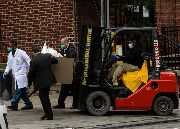 March 31, 2020, New York Brooklyn, USA: Dead bodies loaded onto truck outside Brooklyn Hospital Center. The COVID-19 death toll in the city is 940 and 36,221 confirmed cases and NYC hospital have using bed sheets to wrap bodies because they no longer have body bags. 03 31 20 New York Brooklyn . . New York Brooklyn USA - ZUMAs252 20200331_znp_s252_022 Copyright: xMarcusxSantosx