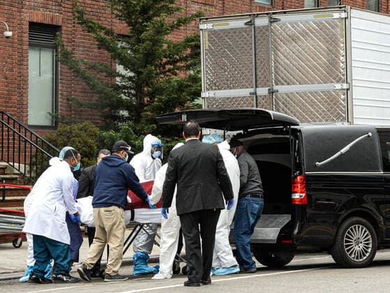 March 31, 2020, New York Brooklyn, USA: Dead bodies loaded onto funeral car outside Brooklyn Hospital Center. The COVID-19 death toll in the city is 940 and 36,221 confirmed cases and NYC hospital have using bed sheets to wrap bodies because they no longer have body bags. 03 31 20 New York Brooklyn . . New York Brooklyn USA - ZUMAs252 20200331_znp_s252_027 Copyright: xMarcusxSantosx
