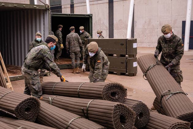 March 31, 2020, Barcelona, BARCELONA, SPAIN: The UME (Military Emergency Unit) helping on the Catalonia indoor athletics track that will become as a field hospital for 300 patients of coronavirus, to avoid the collapse of the Hospital Parc Tauli. In Sabadell, Barcelona, Spain, March 31 on 2020. Barcelona SPAIN - ZUMAa181 20200331_zaa_a181_005 Copyright: xXavixBonillax