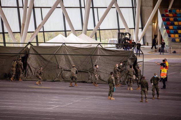 March 31, 2020, Barcelona, BARCELONA, SPAIN: The UME (Military Emergency Unit) helping on the Catalonia indoor athletics track that will become as a field hospital for 300 patients of coronavirus, to avoid the collapse of the Hospital Parc Tauli. In Sabadell, Barcelona, Spain, March 31 on 2020. Barcelona SPAIN - ZUMAa181 20200331_zaa_a181_009 Copyright: xXavixBonillax