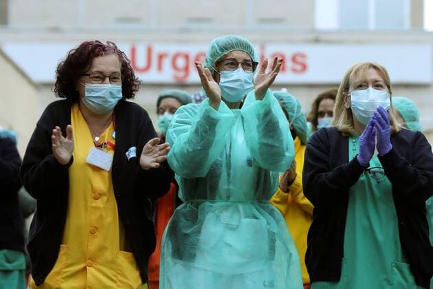 Health workers react as neighbors of the Gregorio Maranon Hospital take part in the nationwide daily gratitude applause in Madrid, Spain, 31 March 2020. Spain is on its 17th consecutive day of national lockdown imposed by the government in an attempt to slow down the spread of the pandemic COVID-19 disease caused by the SARS-CoV-2 coronavirus. Coronavirus in Spain !ACHTUNG: NUR REDAKTIONELLE NUTZUNG!  Copyright: xKikoxHuescax GRAF4067 20200331-637212836979877497