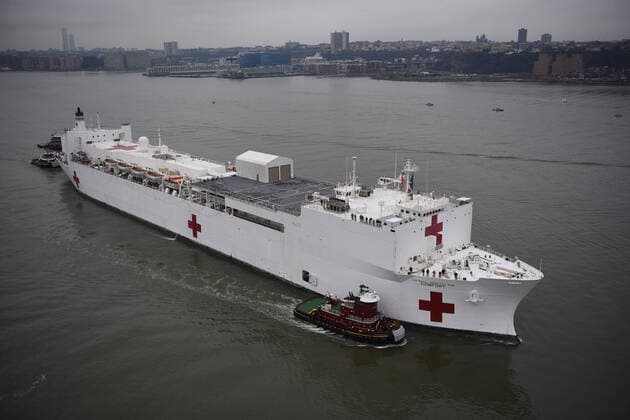 News Bilder des Tages Tugboats assist USNS Comfort up the Hudson River as the hospital ship enters New York City, on March 30, 2020. Federal, state, and local agencies provide a security escort for the patrol.  WAX2020033122 PO2xZACHARYxHUPP
