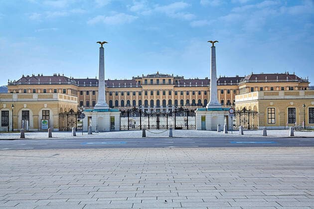 - Wien 29.03.2020 - Coronavirus Krise -In Wien sind trotz Coronavirus-Krise die städtischen Parks geöffnet – nur die Bundesgärten sind geschlossen. Dazu gehört auch Schloss Schönbrunn einer der wichtigsten Touristenmagnete der Bundeshauptstadt Wien. PHOTO: Die Tore bleiben weiter versperrt für Einheimische und Touristen. Vienna, Austria - Corona virus crisis - Despite the coronavirus crisis, the urban parks in Vienna are open - only the federal gardens are closed. This also includes Schönbrunn Palace, one of the most important tourist magnets in the federal capital of Vienna. PHOTO: The gates remain blocked for locals and tourists. Coronavirus Wien