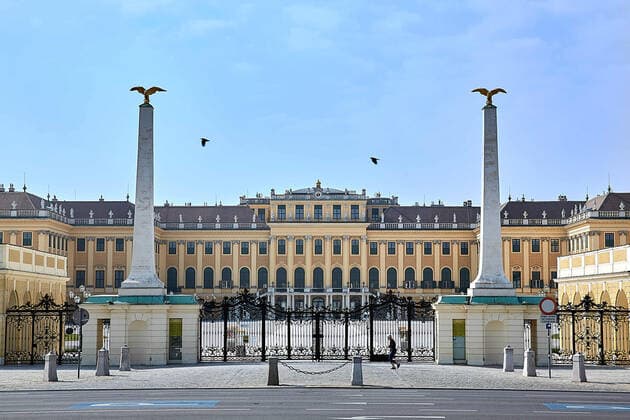 - Wien 29.03.2020 - Coronavirus Krise -In Wien sind trotz Coronavirus-Krise die städtischen Parks geöffnet – nur die Bundesgärten sind geschlossen. Dazu gehört auch Schloss Schönbrunn einer der wichtigsten Touristenmagnete der Bundeshauptstadt Wien. PHOTO: Die Tore bleiben weiter versperrt für Einheimische und Touristen. Vienna, Austria - Corona virus crisis - Despite the coronavirus crisis, the urban parks in Vienna are open - only the federal gardens are closed. This also includes Schönbrunn Palace, one of the most important tourist magnets in the federal capital of Vienna. PHOTO: The gates remain blocked for locals and tourists. Coronavirus Wien *** Vienna 29 03 2020 Coronavirus crisis In Vienna, despite the coronavirus crisis, the city parks are open - only the Federal Gardens are closed Schönbrunn Palace, one of the most import 