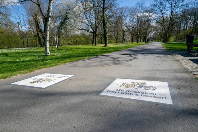 Deutschland - Frankfurt - 31.03.2020 in Zeiten von Corona Impressionen aus Frankfurt leerer Radweg mit Rücksicht fährt sich s besser! Wirtschaft Impressionen aus Frankfurt am Main