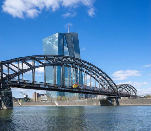 Deutschland - Frankfurt - 31.03.2020 in Zeiten von Corona Impressionen aus Frankfurt die EZB - European Central Bank und die Deutschherrnbrücke Wirtschaft Impressionen aus Frankfurt am Main