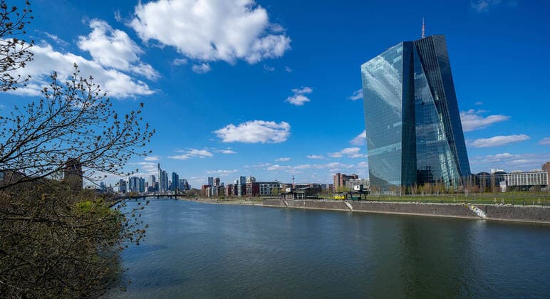Deutschland - Frankfurt - 31.03.2020 in Zeiten von Corona Impressionen aus Frankfurt Frankfurter Skyline von der Deutschherrnbrücke aus mit Blick auf die EZB - European Central Bank und im Hintergrund die Frankfurter Skyline Wirtschaft Impressionen aus Frankfurt am Main