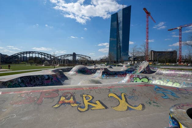 Deutschland - Frankfurt - 31.03.2020 in Zeiten von Corona Impressionen aus Frankfurt Frankfurter Skyline von der Deutschherrnbrücke aus mit Blick auf die EZB - European Central Bank und im Hintergrund die Frankfurter Skyline und Skatepark Osthafen Wirtschaft Impressionen aus Frankfurt am Main