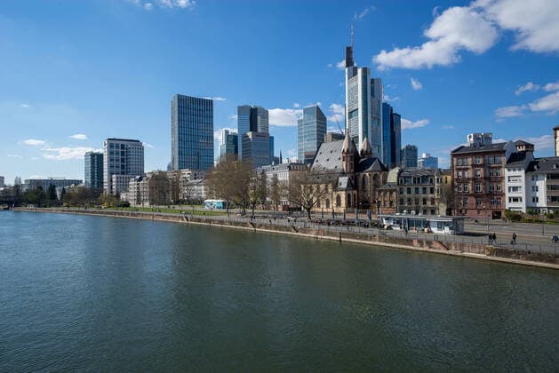 Deutschland - Frankfurt - 31.03.2020 in Zeiten von Corona Impressionen aus Frankfurt Frankfurter Skyline vom Eiserner Steg aus Wirtschaft Impressionen aus Frankfurt am Main