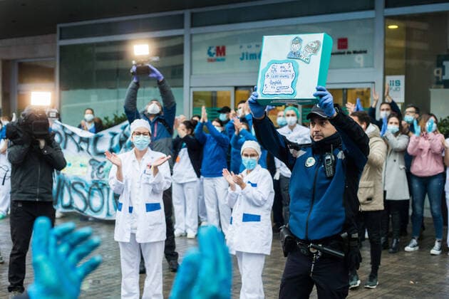 March 31, 2020, Madrid, MADRID, SPAIN: Sanitary workers, from the Fundacion Jimenez Diaz Hospital, deliver cloth masks to the Local Police in Madrid to protect themselves these days during thetennth day after the Government declared the state of alarm in Spain and recommended people to stay at home to fight coronavirus COVID-19 on March 31, 2020 in Madrid, Spain Madrid SPAIN - ZUMAa181 20200331_zaa_a181_015 Copyright: xJoaquinxCorcherox