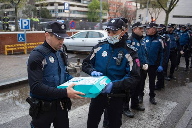 March 31, 2020, Madrid, MADRID, SPAIN: Sanitary workers, from the Fundacion Jimenez Diaz Hospital, deliver cloth masks to the Local Police in Madrid to protect themselves these days during thetennth day after the Government declared the state of alarm in Spain and recommended people to stay at home to fight coronavirus COVID-19 on March 31, 2020 in Madrid, Spain Madrid SPAIN - ZUMAa181 20200331_zaa_a181_034 Copyright: xJoaquinxCorcherox