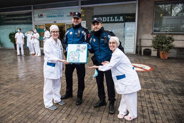 March 31, 2020, Madrid, MADRID, SPAIN: Sanitary workers, from the Fundacion Jimenez Diaz Hospital, deliver cloth masks to the Local Police in Madrid to protect themselves these days during thetennth day after the Government declared the state of alarm in Spain and recommended people to stay at home to fight coronavirus COVID-19 on March 31, 2020 in Madrid, Spain Madrid SPAIN - ZUMAa181 20200331_zaa_a181_036 Copyright: xJoaquinxCorcherox
