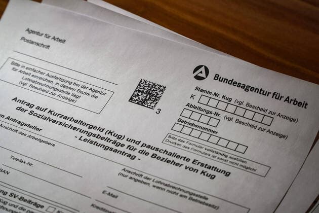 Zur Eindämmung des Coronavirus wurden Geschäftsschließungen, Einschränkungen und Kontaktsperren angeordnet und werden Ausgangssperren diskutiert, immer mehr Firmen, Betriebe, Läden, Lokale, Geschäfte, Restaurants schicken ihre Mitarbeiterinnen und Mitarbeiter in Kurzarzarbeit, das Foto zeigt ein Formular für die Beantragung von Kurzarbeitergeld, KUG, Kurzarbeit, Agentur für Arbeit, Jobcenter, Formblatt, blanko, Arbeitsamt, Bundesagentur für Arbeit, Antrag, Antragsformular, Leistungsantrag, Sozialleistungen, Soforthilfe, Bundesregierung, Programm, unbürokratisch, Firma, Betrieb, Laden, Restaurant, Geschäft, Symbol, Symbolbild, 31.03.2020, Bremen (Deutschland), News, Coronavirus, Impressionen aus Bremen *** To contain the coronavirus, business closures, restrictions and contact blocks have been ordered and curfews are being discussed, more xobx
