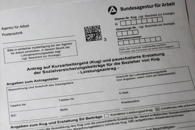 Zur Eindämmung des Coronavirus wurden Geschäftsschließungen, Einschränkungen und Kontaktsperren angeordnet und werden Ausgangssperren diskutiert, immer mehr Firmen, Betriebe, Läden, Lokale, Geschäfte, Restaurants schicken ihre Mitarbeiterinnen und Mitarbeiter in Kurzarzarbeit, das Foto zeigt ein Formular für die Beantragung von Kurzarbeitergeld, KUG, Kurzarbeit, Agentur für Arbeit, Jobcenter, Formblatt, blanko, Arbeitsamt, Bundesagentur für Arbeit, Antrag, Antragsformular, Leistungsantrag, Sozialleistungen, Soforthilfe, Bundesregierung, Programm, unbürokratisch, Firma, Betrieb, Laden, Restaurant, Geschäft, Symbol, Symbolbild, 31.03.2020, Bremen (Deutschland), News, Coronavirus, Impressionen aus Bremen *** To contain the coronavirus, business closures, restrictions and contact blocks have been ordered and curfews are being discussed, more xobx