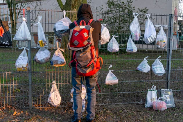 Gabenzaun mit Spenden für Obdachlose und Bedürftige, Lebensmittel, Hygieneartikel, Kleidung, in Essen Rüttenscheid, Auswirkungen der Coronakrise in Deutschland,