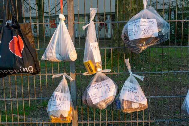 Gabenzaun mit Spenden für Obdachlose und Bedürftige, Lebensmittel, Hygieneartikel, Kleidung, in Essen Rüttenscheid, Auswirkungen der Coronakrise in Deutschland,