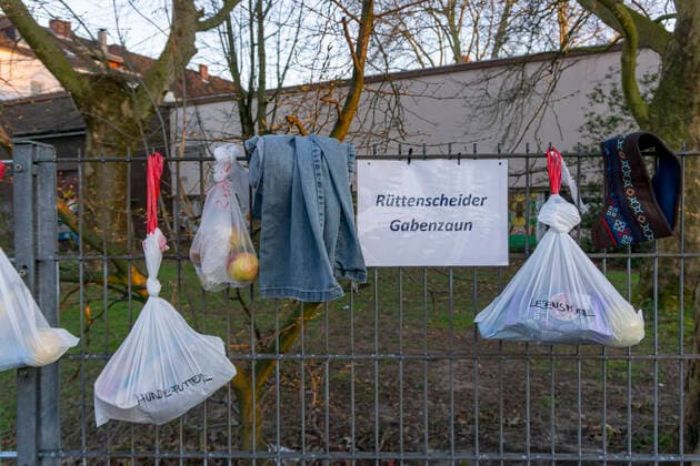 Gabenzaun mit Spenden für Obdachlose und Bedürftige, Lebensmittel, Hygieneartikel, Kleidung, in Essen Rüttenscheid, Auswirkungen der Coronakrise in Deutschland,