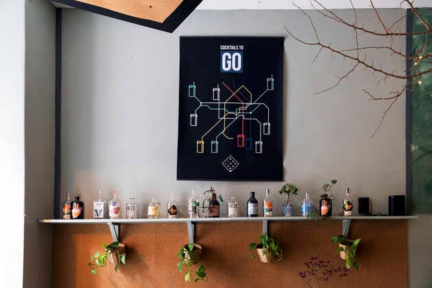 Logo Cocktails to Go in der Bar in der Jar in Berlin Kreuzberg am 31. Maerz 2020. Um die Verbreitung des Coronavirus (SARS-CoV-2) zu verlangsamen beschlossen Bund und Laender weitere Restriktionen. Nachdem Museen, Theatern, Sportveranstaltungen usw verboten wurden sind seit einigen Tagen weitere verschaerfte Massnahmen in Kraft getreten wie z.B. Verbot von Versammlungen in der Oeffentlichkeit mit mehr als zwei Personen, Einhaltung von Mindestabstand zwischen Personen und Schliessung von Gastronomiebetrieben mit Ausnahme von Abholung und Lieferung. Gross wird langsam die Debatte ueber die wirtschaftliche Folgen der Krise und die Laenge und Verhaeltnismaessigkeit der Restritktionen. Unternehmertum waehrend Coronavirus in Berlin