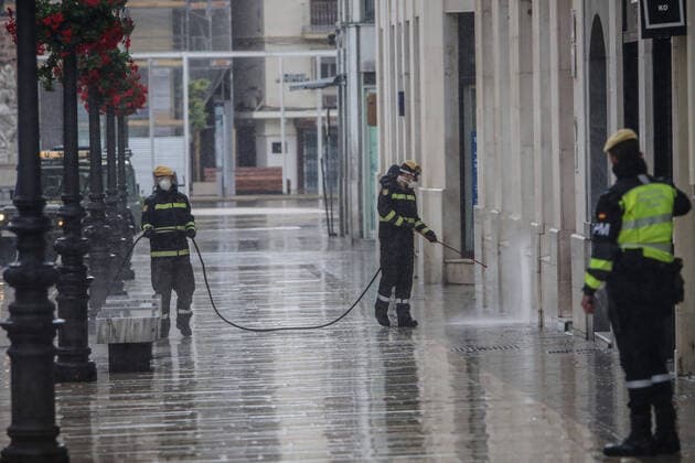 March 31, 2020: March 31, 2020 (Malaga) The Military Emergency Unit has begun disinfecting tasks in the historic center of the capital of Malaga due to the state of Alarm by the coronavirus. - ZUMAc161 20200331_zap_c161_001 Copyright: xLorenzoxCarnerox