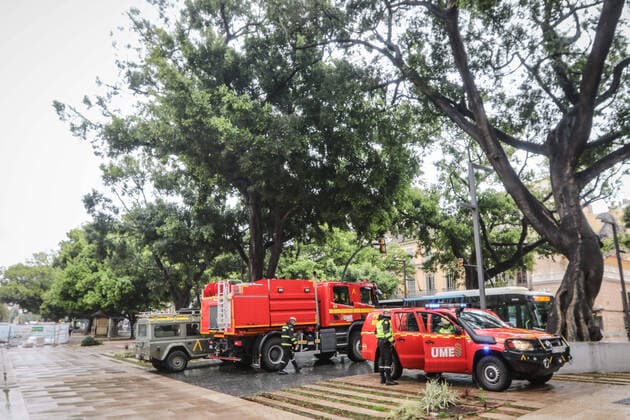March 31, 2020: March 31, 2020 (Malaga) The Military Emergency Unit has begun disinfecting tasks in the historic center of the capital of Malaga due to the state of Alarm by the coronavirus. - ZUMAc161 20200331_zap_c161_009 Copyright: xLorenzoxCarnerox