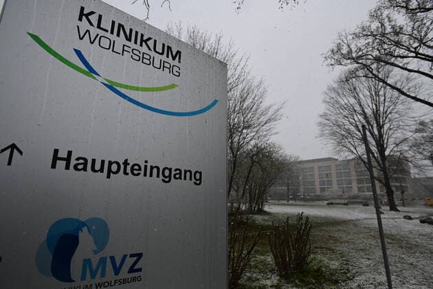30.03.20 , Klinikum Wolfsburg wegen vieler Corona Fälle komplett für neue Patienten und Besucher geschlossen, Alle Patienten und Ärzte und Pflege-Personal werden getestet