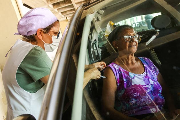 News Themen der Woche KW13 News Bilder des Tages SOROCABA, SP - 31.03.2020: VACINAÇÃO DRIVE THRU EM SOROCABA SP - A huge line of cars was formed outside the Walter Ribeiro Municipal Stadium (CIC) in Sorocaba (SP) for vaccination of elderly people with reduced mobility in the drive thru system this Tuesday (31). The system was adopted to streamline the password distribution process and avoid crowds because of COVID-19, but the demand was very high. About 12 thousand vaccines are planned for this system in the coming days in the city. x1900332x  CaduxRolim