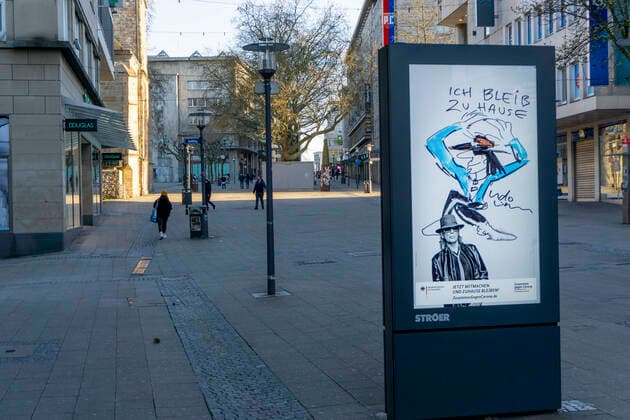 Aufruf des Bundesministerium für Gesundheit, zuhause zu bleiben, mit Udo Lindenberg, Werbekampagne, LED Screen, digitale Werbemonitore, Auswirkungen der Coronakrise in Deutschland, Essen, Einkaufsstrasse, Fussgängerzone, Kettwiger Strasse,