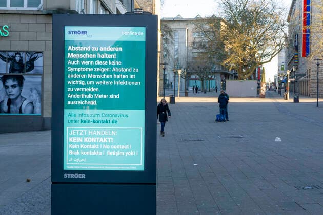 Aufruf Abstand zu halten, Werbekampagne der Aussenwerbungs Firma Ströer und t-online, LED Screen, digitale Werbemonitore, Auswirkungen der Coronakrise in Deutschland, Essen, Kettwiger Strasse, Fussgängerzone,