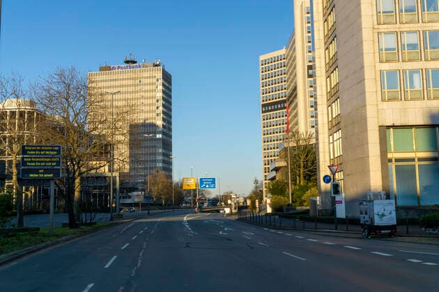 Leere Strassen, Kruppstrasse, Hochhäuser, Innenstadt, city, Auswirkungen der Coronakrise in Deutschland, Essen,