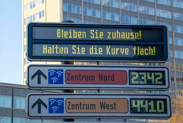 Hinweistafel fordert auf zuhause zu bleiben, Halten sie die Kurve flach, Auswirkungen der Coronakrise in Deutschland, Essen,