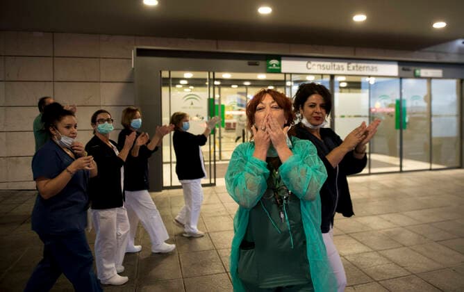 March 31, 2020, Granada, Spain: A member of the health staff of the San Cecilio clinical hospital returning the applause..Since the start of the coronavirus outbreak and the state of alarm decreed by the Spanish government, people at 8pm as a tribute applaud the health personnel who return the applause from the different hospitals together with the police and members of civil protection. Granada Spain - ZUMAs197 20200331_zaa_s197_079 Copyright: xCarlosxGilx
