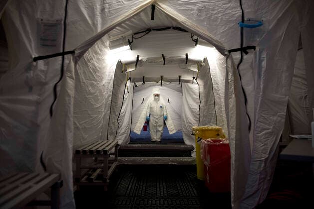 News Bilder des Tages March 31, 2020, Granada, Spain: A member of Civil Protection wearing a protective suit prepares to be disinfected in the clinical hospital of Granada..At the San Cecilio clinical hospital a disinfection tunnel has been installed for members of the Civil Protection and the health workers who have been in contact with Covid-19 patients. Granada Spain - ZUMAs197 20200331_zaa_s197_099 Copyright: xCarlosxGilx