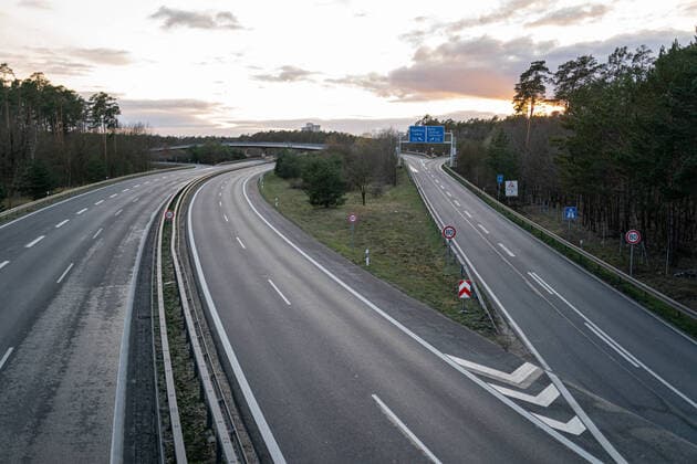 31.03.2020, Berlin, Deutschland, GER - Landstraße L40 mit blickrichtung Potsdam.