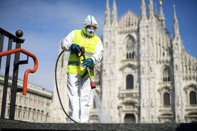 News Bilder des Tages (200331) -- MILAN (ITALY), March 31, 2020 (Xinhua) -- A sanitation worker wearing a protective suit and a face mask cleans the ground at Piazza del Duomo in Milan, Italy, on March 31, 2020. The COVID-19 pandemic continued to advance in locked down Italy on Tuesday, bringing the total number of infections, fatalities and recoveries to 105,792, according to the latest data released by the country s Civil Protection Department. (Photo by Daniele Mascolo Xinhua) ITALY-MILAN-COVID-19-CASES 