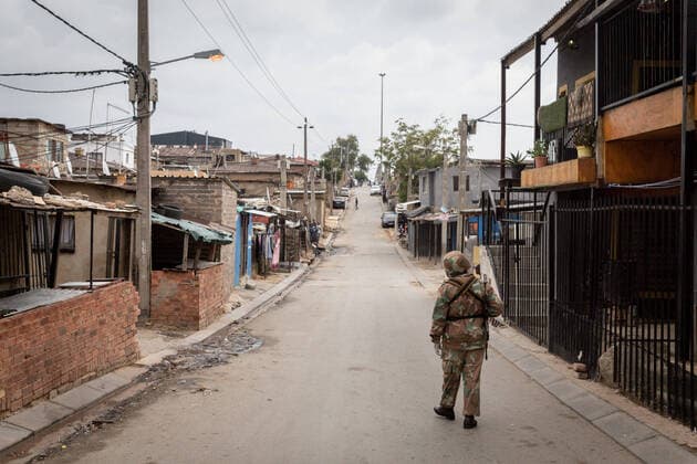 News Bilder des Tages (200401) -- JOHANNESBURG, April 1, 2020 (Xinhua) -- A soldier patrols on a street in Johannesburg, South Africa, March 31, 2020. South African President Cyril Ramaphosa on Monday defended the 21-day national lockdown against the coronavirus pandemic which began on midnight Thursday, saying it is absolutely necessary. (Photo by Yeshiel Panchia Xinhua) SOUTH AFRICA-JOHANNESBURG-COVID-19 