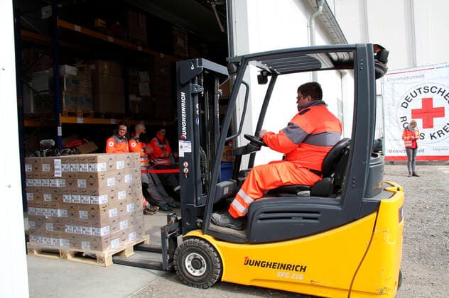 Empfang einer Großspende von Händedesinfektionsmittelm der Beiersdorf AG an den Freistaat Sachsen bei der DRK Logistik HUB Sachsen GmbH. Dresden, 31.03.2020