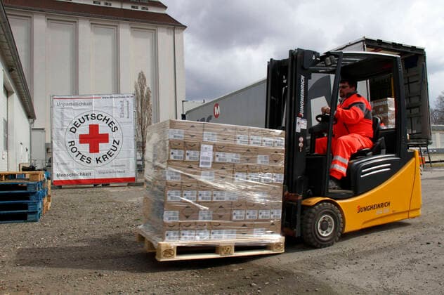 Empfang einer Großspende von Händedesinfektionsmittelm der Beiersdorf AG an den Freistaat Sachsen bei der DRK Logistik HUB Sachsen GmbH. Dresden, 31.03.2020