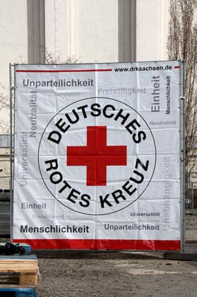 Empfang einer Großspende von Händedesinfektionsmittelm der Beiersdorf AG an den Freistaat Sachsen bei der DRK Logistik HUB Sachsen GmbH. Dresden, 31.03.2020