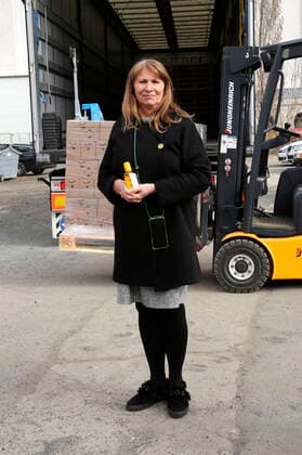 Petra Köpping beim Empfang einer Großspende von Händedesinfektionsmittelm der Beiersdorf AG an den Freistaat Sachsen bei der DRK Logistik HUB Sachsen GmbH. Dresden, 31.03.2020