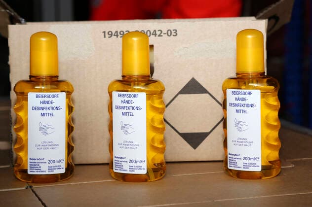 Empfang einer Großspende von Händedesinfektionsmittelm der Beiersdorf AG an den Freistaat Sachsen bei der DRK Logistik HUB Sachsen GmbH. Dresden, 31.03.2020