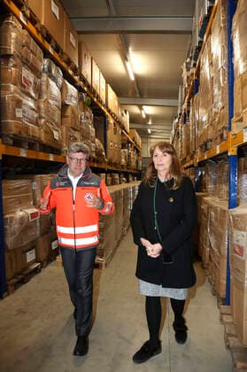 Rüdiger Unger und Petra Köpping beim Empfang einer Großspende von Händedesinfektionsmittelm der Beiersdorf AG an den Freistaat Sachsen bei der DRK Logistik HUB Sachsen GmbH. Dresden, 31.03.2020