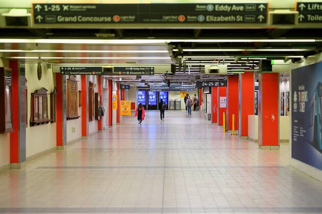 AUSTRALIA CORONAVIRUS COVID-19, Commuters are seen on an almost empty concourse at Central Station in Sydney, Wednesday, April 1, 2020. ( NO ARCHIVING, EDITORIAL USE ONLY, NO USE IN BOOKS WITHOUT CONSENT SYDNEY NSW AUSTRALIA  Copyright: xDANxHIMBRECHTSx 20200401001461169986